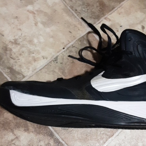 NIKE HYPERFUSE MEN\'S SIZE 12.5 Black and White Sneakers main image 8